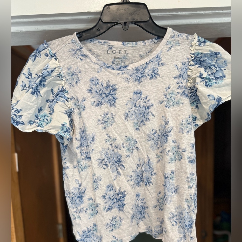 LOFT Women's Blue Floral Linen top with beautiful puff sleeve - Picture 3 of 6
